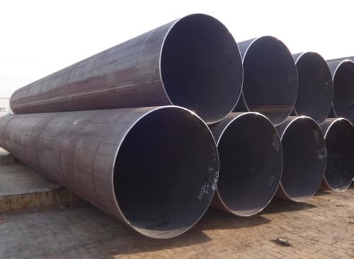 Tubería de Diámetros Mayores apilada, fabricada en acero, utilizada en diversas aplicaciones industriales.