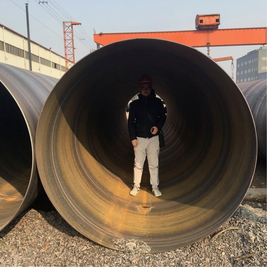 Persona dentro de una tubería de diámetro especial