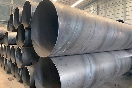 Estructura compuesta por Tubería de Diámetros Mayores apiladas en un ambiente industrial.