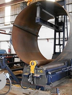 Máquina industrial para el conformado de Tubería de Diámetros Mayores en un entorno de manufactura.