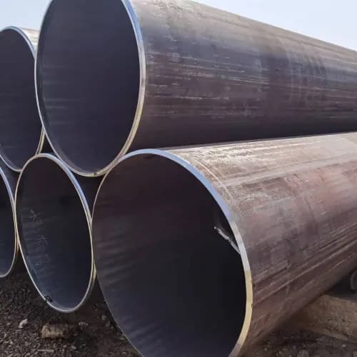 Tubería de Diámetros Mayores apiladas, fabricadas en acero, listas para su uso en diversas aplicaciones industriales.