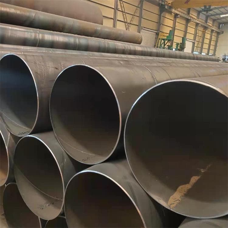 Tubería de Diámetros Mayores apiladas en un entorno industrial, destacando su estructura cilíndrica y acabados.